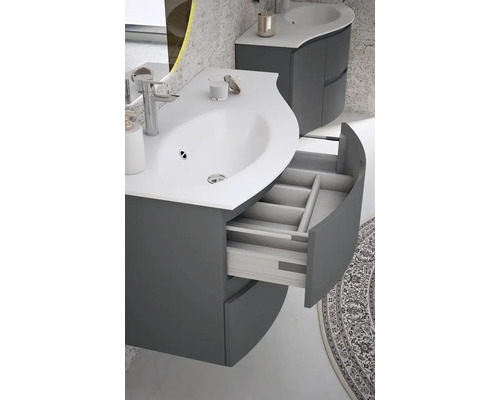 Kúpeľňa s umývadlom a otvorenou zásuvkou