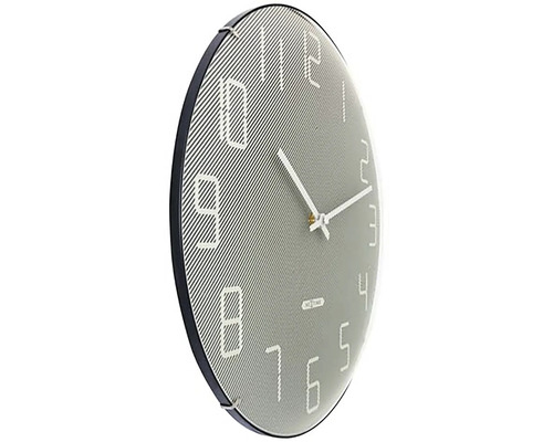 Nástenné hodiny s ciferníkom a ručičkami