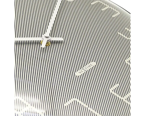 Detailný pohľad na nástenné hodiny Nextime s pruhovaným vzorom a ukazovateľom času