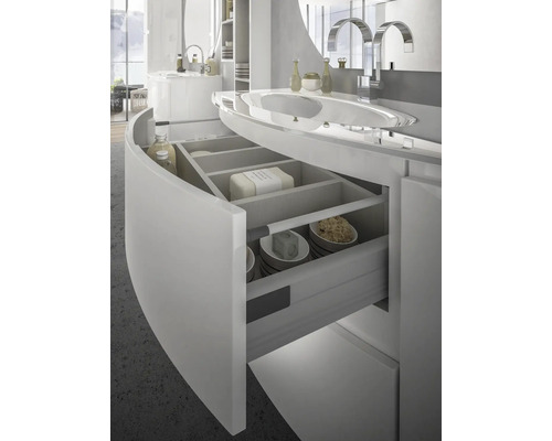 Kúpeľňa s otvoreným zásuvkovým prvkom pod umývadlom