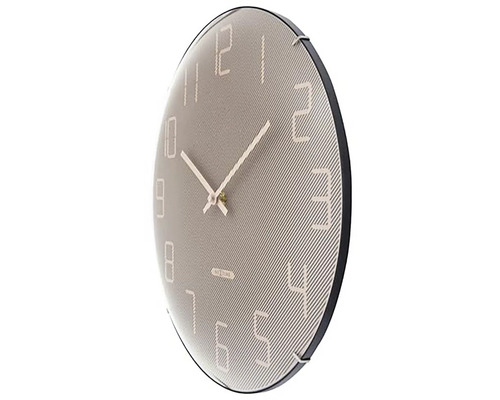 Okrúhle nástenné hodiny s ciferníkom a ručičkami