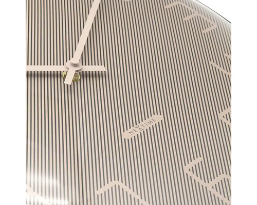 Detailný pohľad na nástenné hodiny Nextime s ručičkami a dizajnom ciferníka