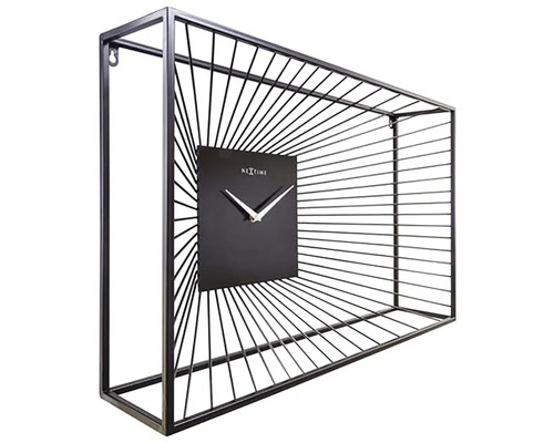 Obdĺžnikové nástenné hodiny s čiernym ciferníkom a kovovým rámom.