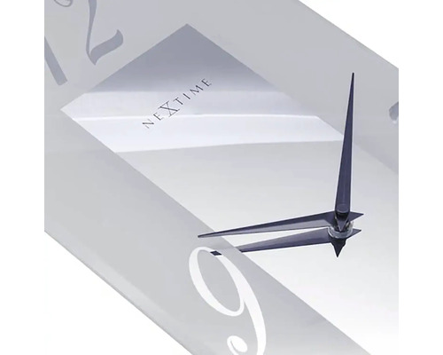 Detailný pohľad na nástenné hodiny Nextime s ciferníkom a ručičkami