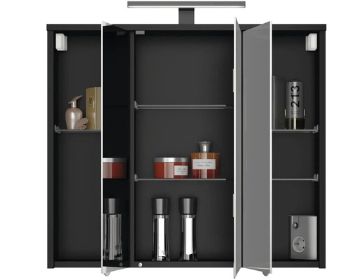 Otvorená zrkadlová skrinka so sklenenými policami na uloženie kúpeľňových potrieb