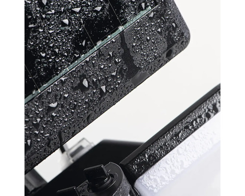 Detailný záber vodoodpudivej solárnej lampy.