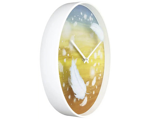 Okrúhle nástenné hodiny s motívom peria a bielym rámom
