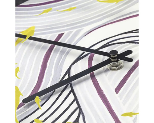 Detail nástenných hodín s ručičkami a motívom rýb