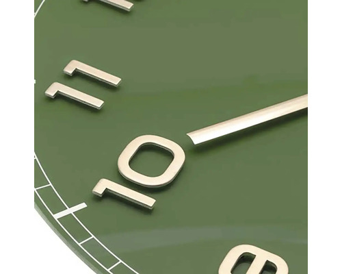 Detailný záber ciferníka s ručičkami a číslicami