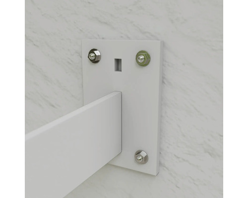 Detailný pohľad na kovovú konzolu police pripevnenú skrutkami k stene.