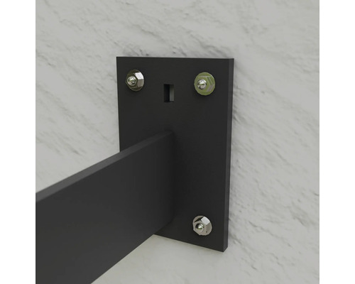 Kovová polica pripevnená na stene