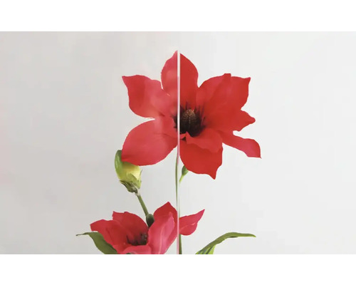 Dekoratívna umelá kvetina s červenými kvetmi