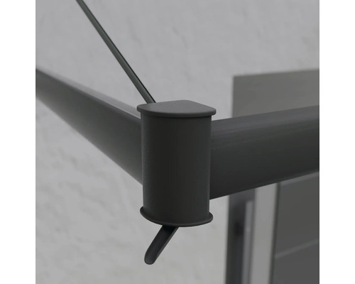 Detail sprchovacieho kúta s kovovým rámom