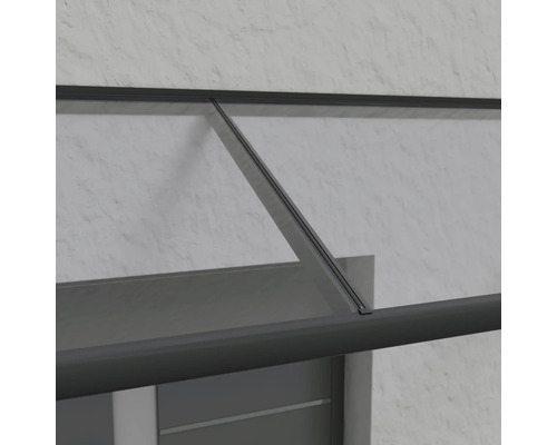 Detailný pohľad na striešku vchodových dverí na fasáde