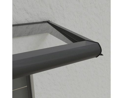 Detailný pohľad na sklenený a kovový dverový prístrešok