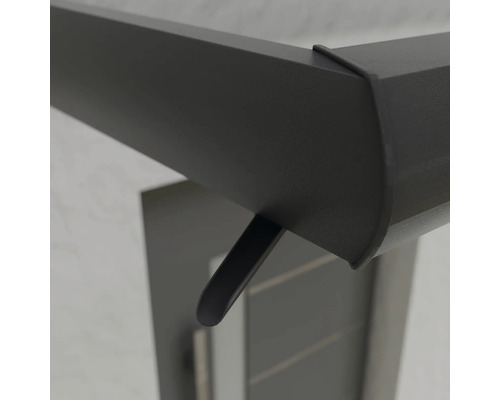 Detailný pohľad na kovovú striešku nad vchodové dvere