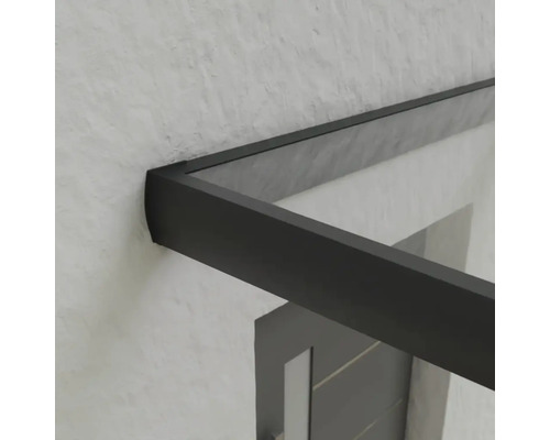 Detail čierneho baldachýnu nad vchodovými dverami na fasáde