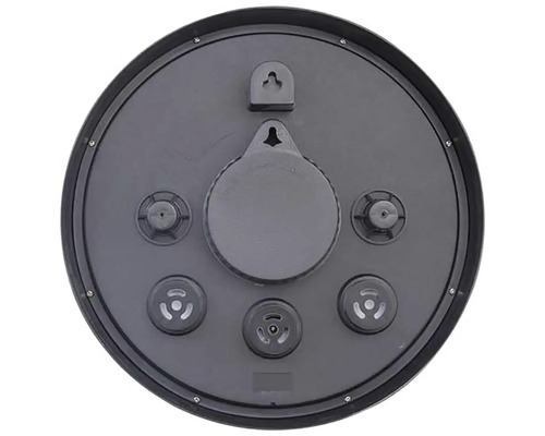 Zadná strana okrúhlych nástenných hodín s montážnym materiálom a priehradkou na batérie