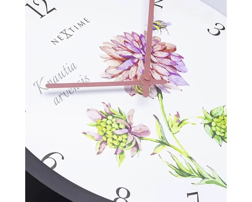 Detailný pohľad na nástenné hodiny s kvetinovým motívom a zobrazením času