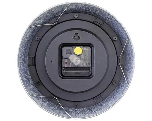 Zadná strana okrúhlych nástenných hodín s kovovým rámom a hodinovým strojčekom