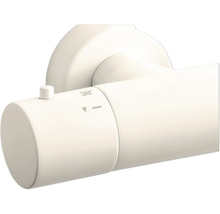 Detailný pohľad na bielu termostatickú batériu pre sprchu.