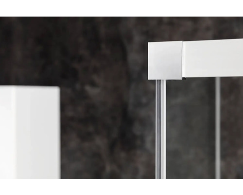 Detailný záber kúpeľne so sprchovacím kútom a umývadlom