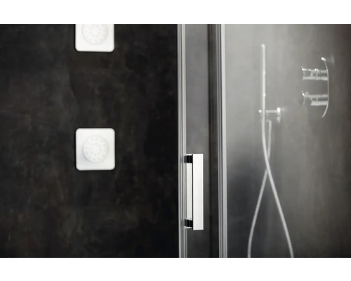 Detailný záber sprchy s rukoväťou a sprchovou hlavicou