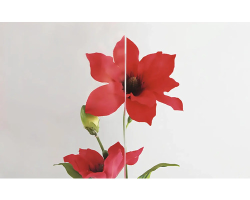 Dekoratívna umelá kvetina s červeným kvetom
