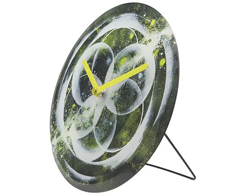 Stolové hodiny s abstraktným kvetinovým dizajnom a žltými ručičkami