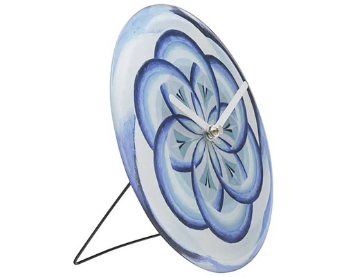 Stolové hodiny s modrým kvetinovým vzorom a kovovou nohou