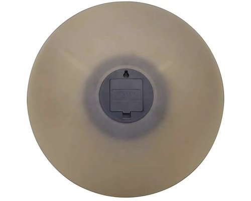 Pohľad zozadu na okrúhle nástenné hodiny s priehradkou na batérie a závesným zariadením