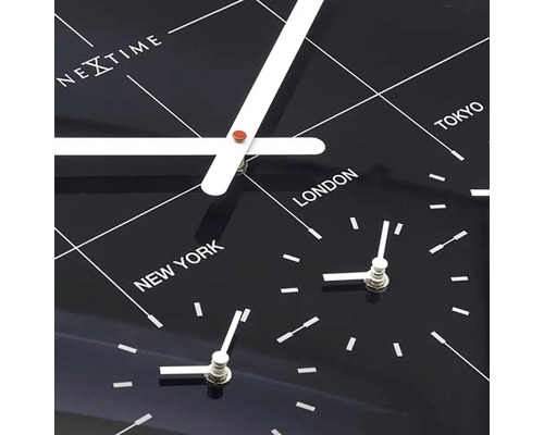 Detailný záber na svetové hodiny Nextime s názvami miest