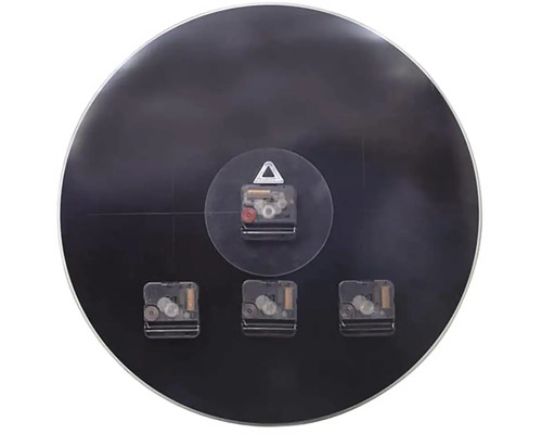 Zadná strana okrúhlych nástenných hodín s niekoľkými hodinovými strojčekmi