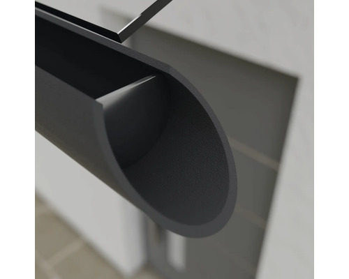 Detailný záber na čierny odkvap.