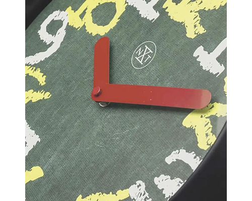 Detail nástenných hodín so vzorom číslic a ručičkami