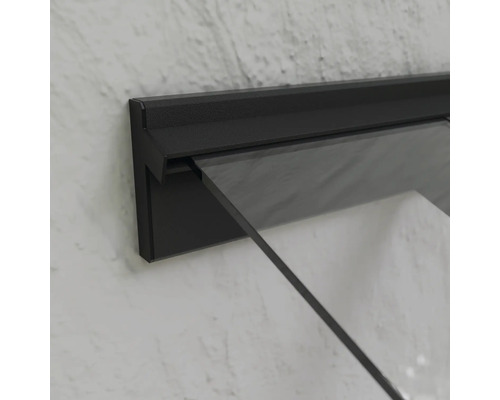 Sklenená sprchová stena s čiernym držiakom na montáž na stenu