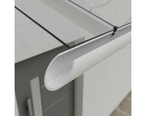 Detailný pohľad na striešku nad vchodovými dverami s odvodňovacím systémom