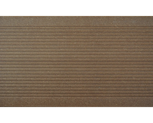 Terasa z drevoplastu s ryhovaným povrchom