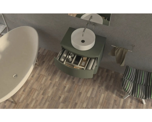 Pohľad zhora na kúpeľňu s vaňou, umývadlovou skrinkou s otvoreným zásuvkovým systémom a stoličkou