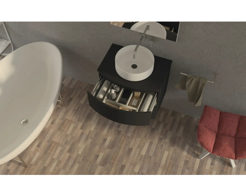 Kúpeľňa s vaňou, umývadlovou skrinkou s otvorenou zásuvkou, uterákom a stoličkou