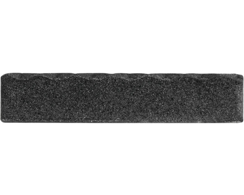 Čierny izolačný materiál v pozdĺžnom tvare