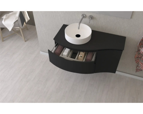 Kúpeľňa s umývadlovou skrinkou, otvorenou zásuvkou a umývadlom na dosku.