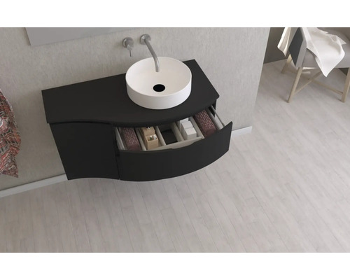 Kúpeľňa s umývadlovou skrinkou s otvorenou zásuvkou a umývadlom na dosku