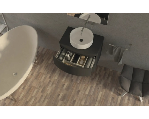 Kúpeľňa s vaňou, umývadlo so zásuvkou a stoličkou, vtáčia perspektíva