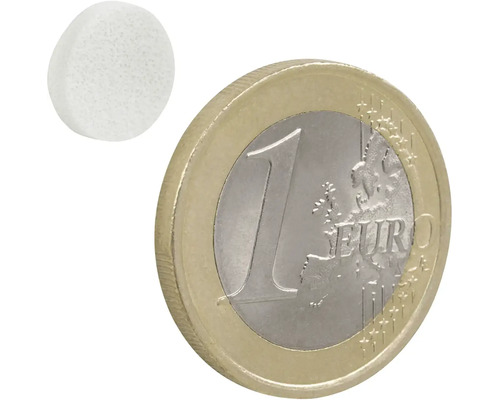 Biela čistiaca hubka z melamínovej živice vedľa 1-eurovej mince