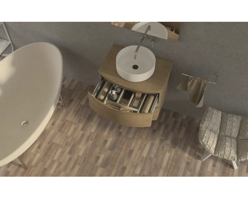 Pohľad zhora na kúpeľňu s vaňou, umývadlom s otvorenou zásuvkou, zrkadlom, uterákom a kreslom