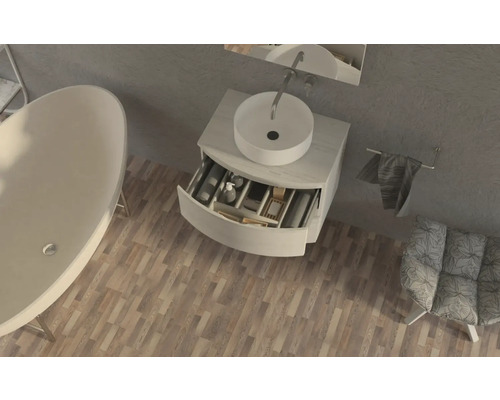 Pohľad na kúpeľňu s vaňou, umývadlom s otvorenou zásuvkou, uterákom a kreslom