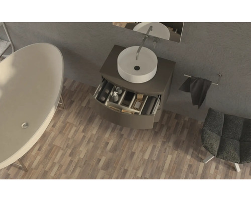 Kúpeľňa s voľne stojacou vaňou, skrinka pod umývadlo so zásuvkou, umývadlo na dosku a držiak na uteráky