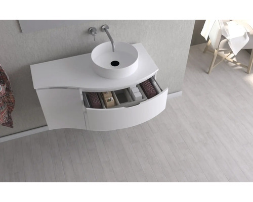 Moderná kúpeľňa s umývadlom a otvorenou spodnou skrinkou