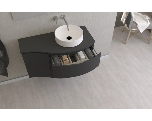 Umývadlová skrinka s otvorenou zásuvkou a umývadlom na dosku v kúpeľni.